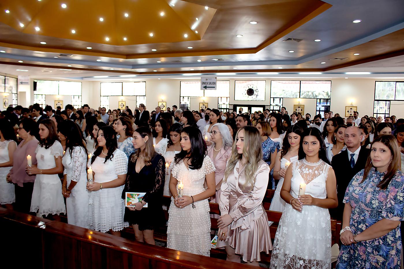 Los jóvenes antes de recibir la confirmación del Espíritu Santo de parte del obispo Ángel Garachana.