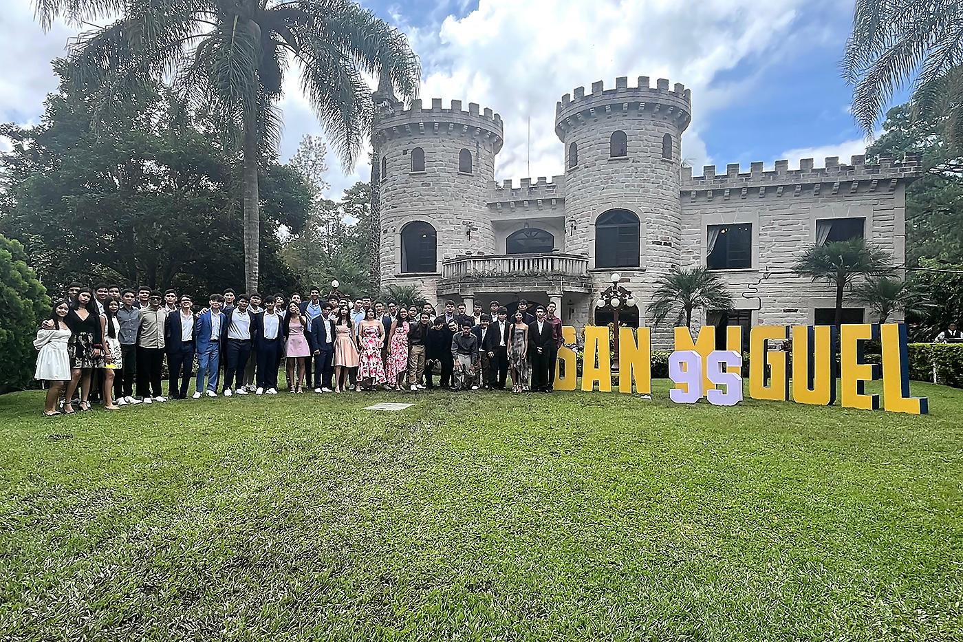 Los alumnos de undécimo grado del Instituto Salesiano San Miguel vivieron una mañana inolvidable en su esperado Senior Brunch, un evento lleno de alegría y entusiasmo. La celebración tuvo lugar en El Castillo, en El Hatillo, donde los jóvenes llegaron luciendo elegantes trajes y vestidos, listos para disfrutar de un exquisito menú y compartir momentos especiales con sus compañeros en este emocionante cierre de ciclo.