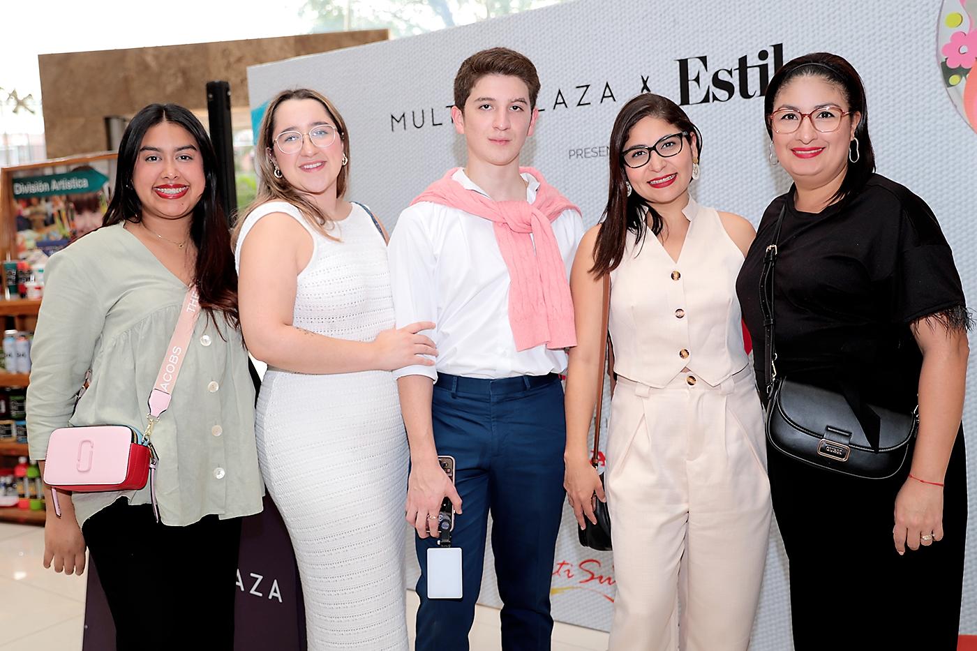 Keren Perez, Ana Brenda Pineda, Emir Rivera, Julyssa Zelaya y Rebeca Chacón.