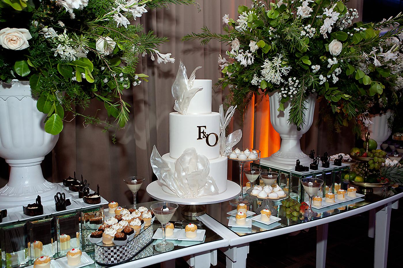 - Pastel de boda de tres niveles elaborado por Abdala Canahuati de Signature Cake.