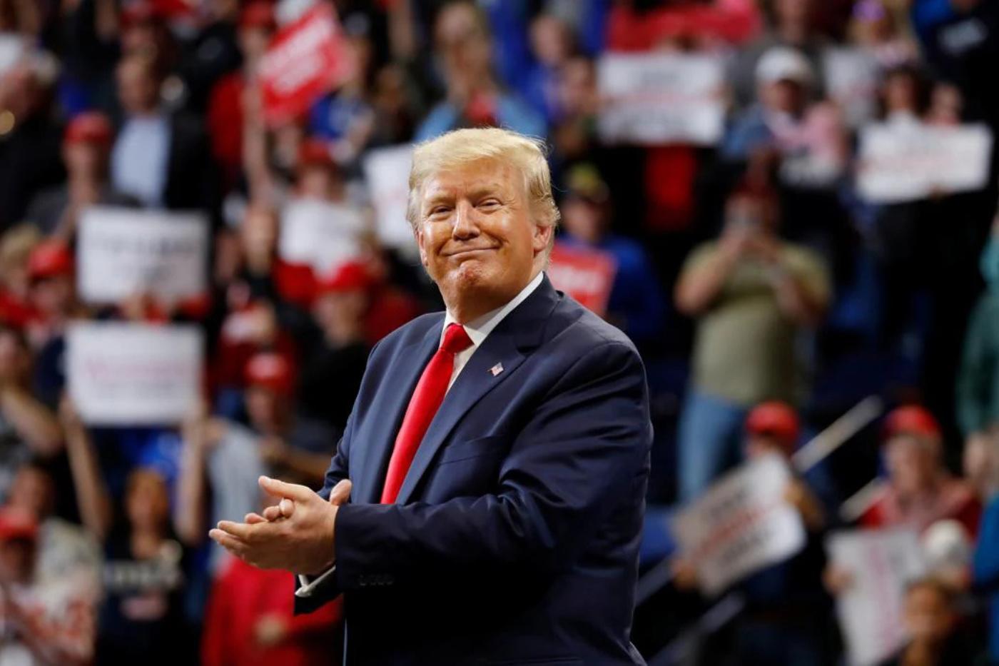 <b>Desvinculación del Acuerdo Climático de París</b>Trump retiró a Estados Unidos del Acuerdo Climático de París en 2017, argumentando que el pacto perjudicaba la economía estadounidense. Su decisión fue criticada por líderes ambientales y figuras internacionales, quienes la consideraron un paso atrás en la lucha contra el cambio climático.