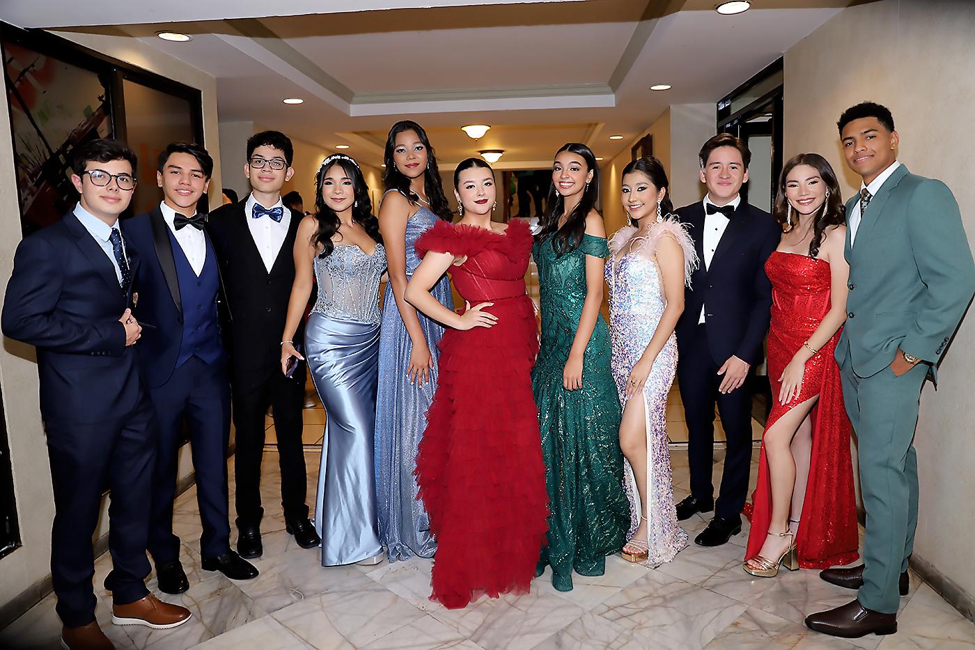 Los seniors 2024 de Mayan School celebraron su prom con gran entusiasmo. Vestidos de gala, llegaron al centro de convenciones del Hotel Honduras Maya para disfrutar de una noche mágica y llena de momentos especiales. Esta velada, marcada por la elegancia y la emoción, quedará grabada en sus memorias para siempre.