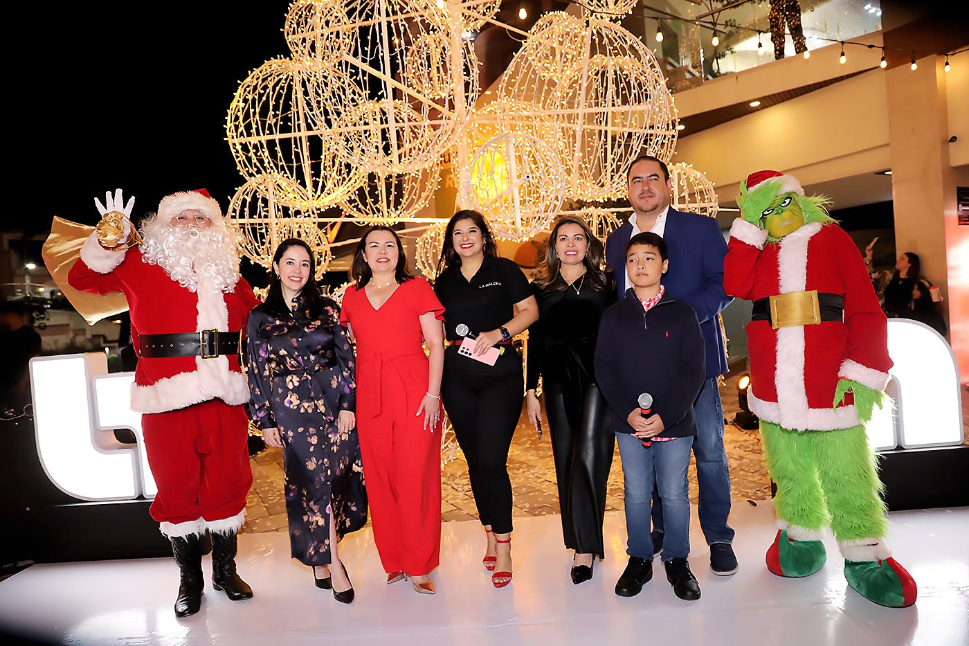 La encendida del árbol de Banco Atlántida en la plaza central de La Galería fue un evento lleno de magia y emoción. Con miles de luces brillando, la presencia de Santa Claus y un show de fuegos artificiales, la noche se llenó del verdadero espíritu navideño.