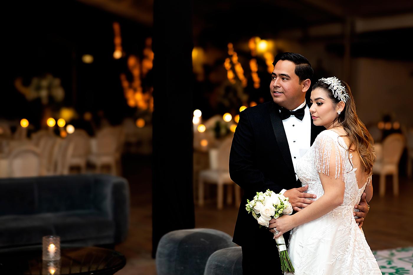 Los novios en la Hacienda El Trapiche donde se celebró una elegante recepción bajo una temática romántica.