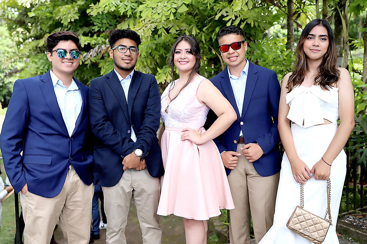 Sebastian Barrientos, Kevin Barrientos y Karol Hernández, Diego Flores y Alexa Rivera