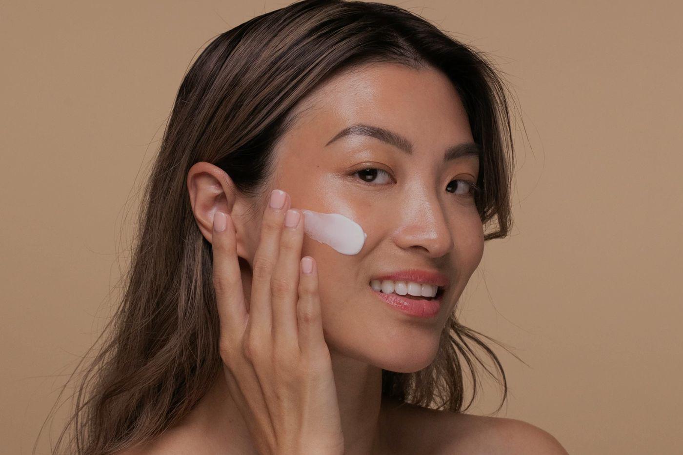 Uno de los elementos clave de este look es una piel bien cuidada. Antes del maquillaje, la hidratación y el cuidado facial son fundamentales para conseguir ese efecto luminoso y natural. En lugar de bases pesadas, se prefieren productos ligeros como hidratantes con color o bases de cobertura ligera que unifican el tono sin ocultar la textura natural de la piel.