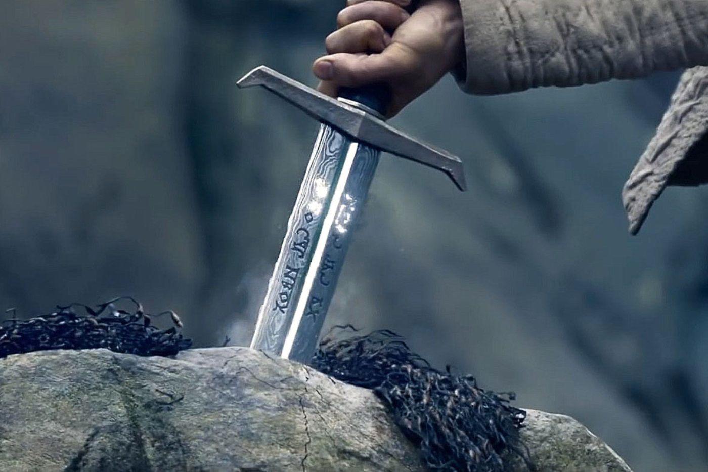<b>La Espada Excalibur de King Arthur</b>: Este legendario arma, clavada en una roca mágica, es un símbolo de la nobleza y el poder del Rey Arturo.