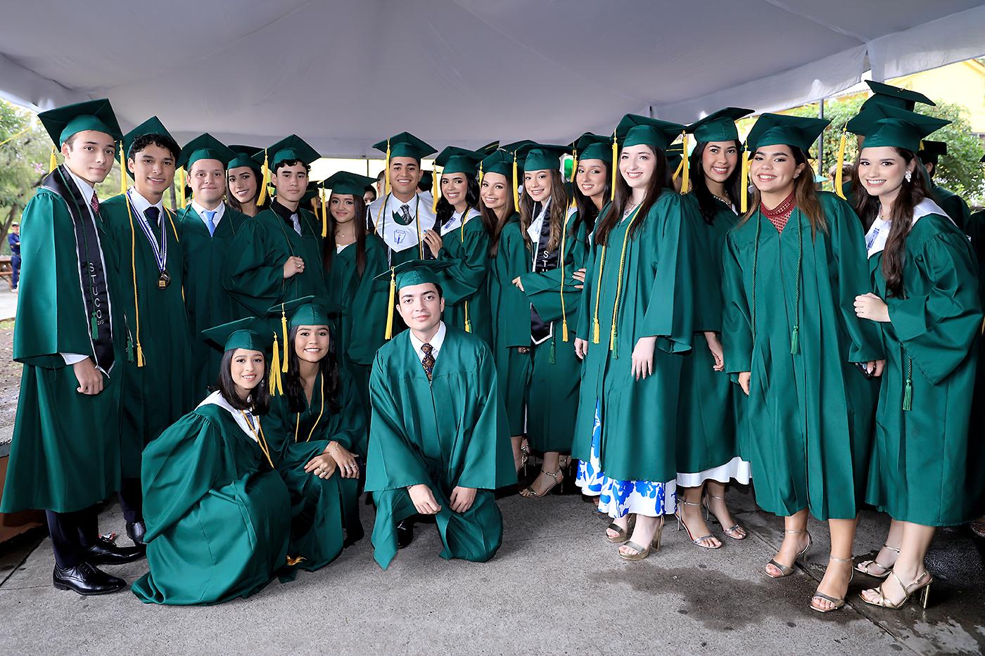 ¡Llegó el gran día! Tras un año lleno de retos, aprendizajes y muchas emociones, los seniors 2025 de DelCampo School celebraron su esperada graduación. Vestidos con togas y birretes en el emblemático color verde de su institución, los jóvenes cruzaron por última vez los pasillos de su querida escuela como estudiantes, listos para recibir su título de high school. ¡Felicidades, Class of 2025!