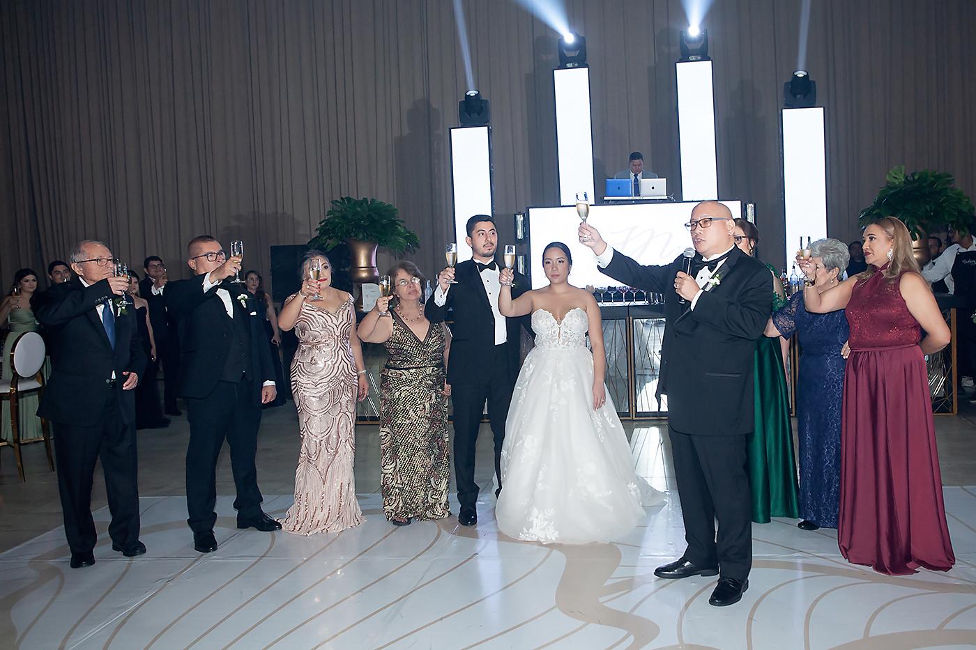 El momento del brindis llegó y fue Javier León, padre de la novia, quien pidió a los invitados elevar sus copas y brindar por la felicidad de sus hijos.