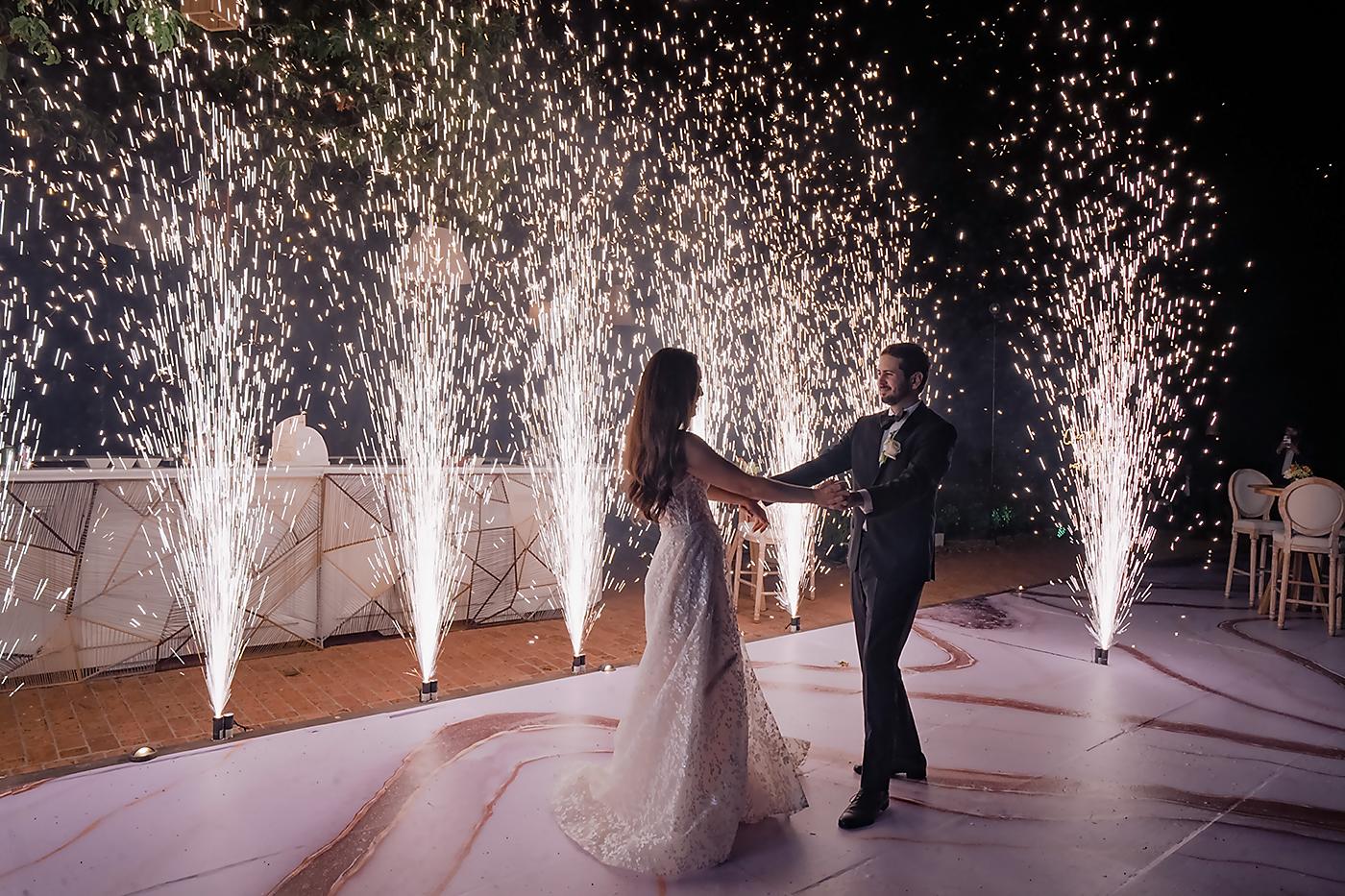 Los recién casados bailan iluminados por fuegos artificiales sobre la pista acrílica donde destaca una impresión de resina fluida diseñada por la novia