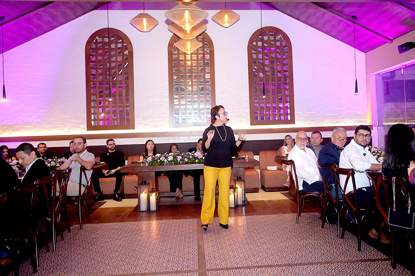 La experta Mercedes Sánchez al momento de explicar las instrucciones a los invitados especiales de Ron Zacapa.