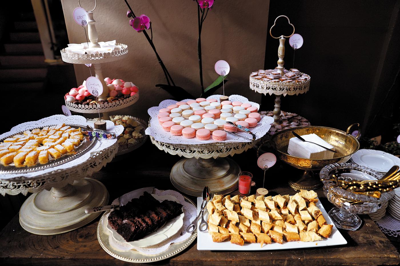 La delicada mesa de postres incluyó dulces árabes y macarons