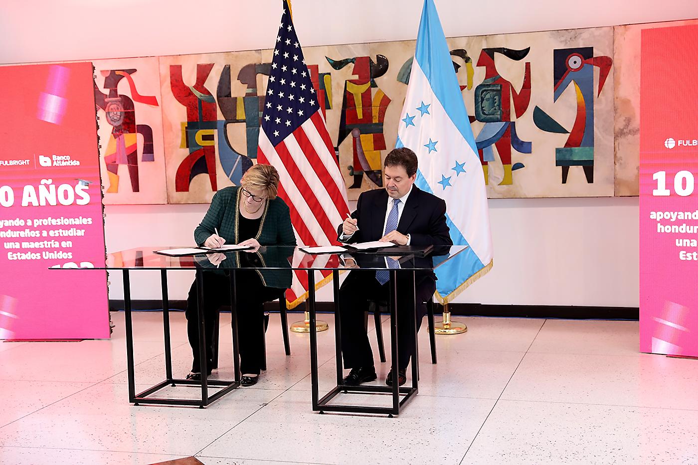 Laura F. Dogu y Guillermo Bueso.