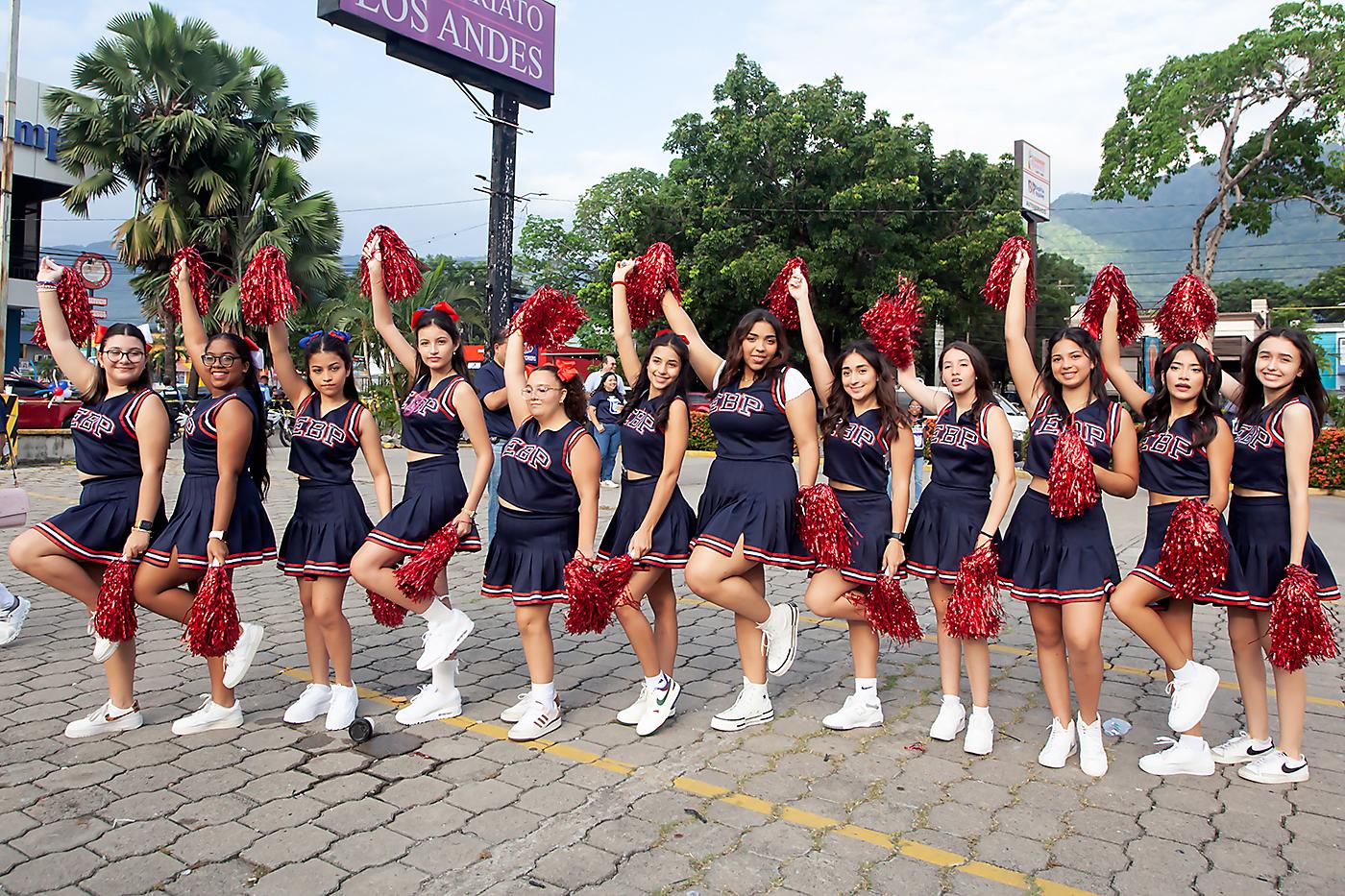 Las seniors vistieron uniformes de porristas para su inicio de clases.