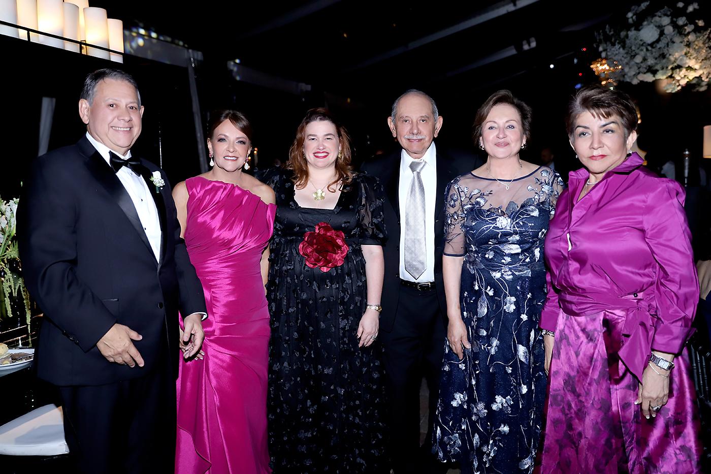 Héctor y Mandy Rivera, Anna Memoli, Jhony y Doris Montoya con Ana Hilsaca 