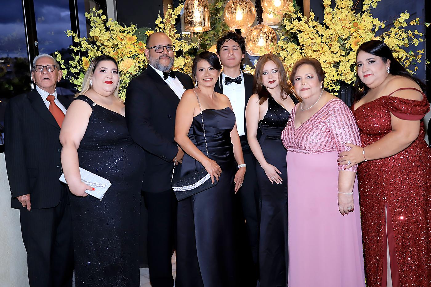 Invitados de la prom 2025 de Mayan School