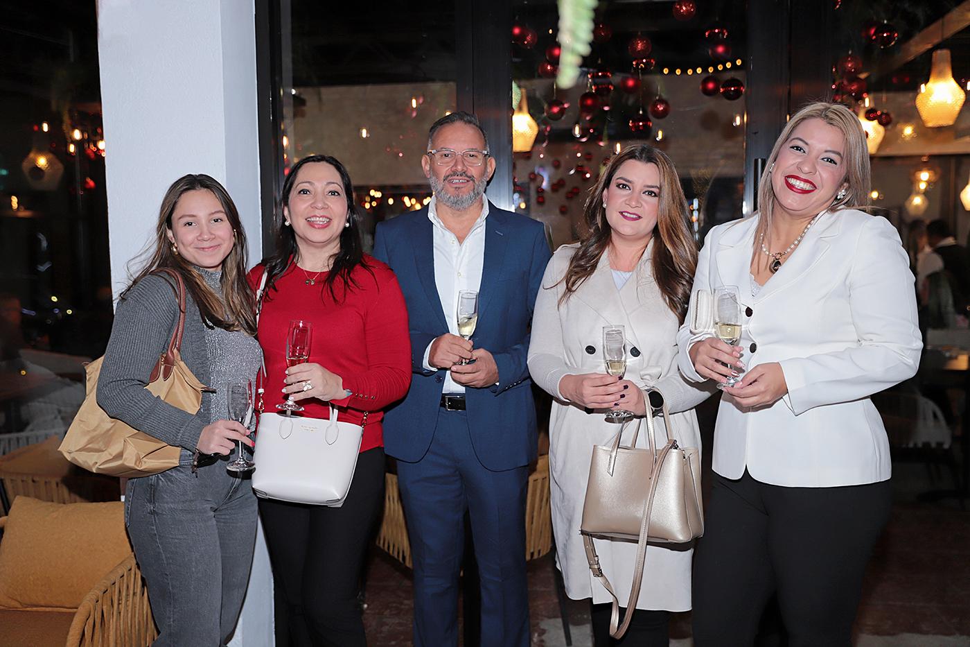 Naomi López, Vanessa Reyes, Harry Franks, Claudette Girón y Sindy Reyes.