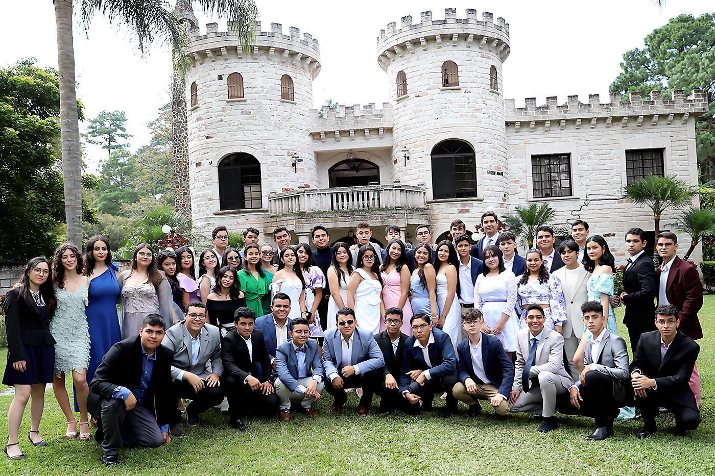 Una mañana esplendida y llena de emociones disfrutaron los 50 seniors de l Dowal School quienes celebraron su tradicional desayuno en El Castillo-Giardini del Castello, entre los verdes y frescos pinares de El Hatillo,un convivio preparado por sus padres.