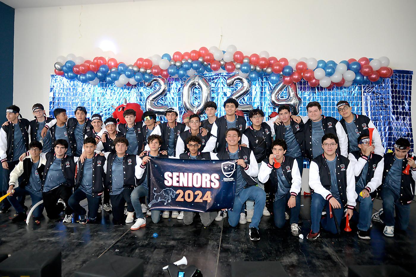 Los seniors 2024 de Aldebarán Bilingual School celebraron su tradición Entrance llenos de fervor y alegría. El rugido de la caravana formada por Harley-Davidsons, Pickups y Jeeps resonó en el aire desde las primeras horas de la mañana, trazando un camino festivo que los condujo hasta la puerta de su querido centro educativo. Con globos multicolores y confeti, los estudiantes desfilaron con emoción en la escuela para celebrar su último primer día de clases.