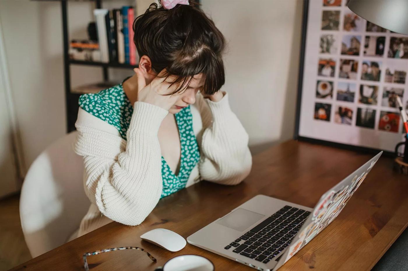 Aunque la ansiedad funcional no está reconocida como un trastorno clínico en el Manual Diagnóstico y Estadístico de los Trastornos Mentales (DSM-5), esto no significa que carezca de impacto. La ansiedad en general es una respuesta emocional humana natural a situaciones de estrés o amenaza, pero en este caso se mantiene activa de forma persistente y puede afectar la calidad de vida.