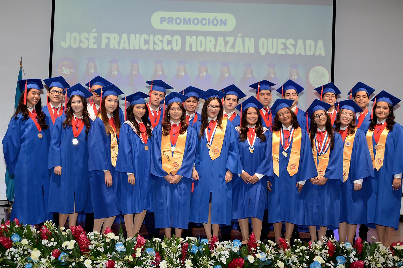 Con orgullo y muchas emociones los seniors 2025 de la Dowal School recibieron sus títulos en la ceremonia de graduación. Rodeados de familiares, docentes y seres queridos, los graduandos celebraron el fruto de años de esfuerzo y dedicación.