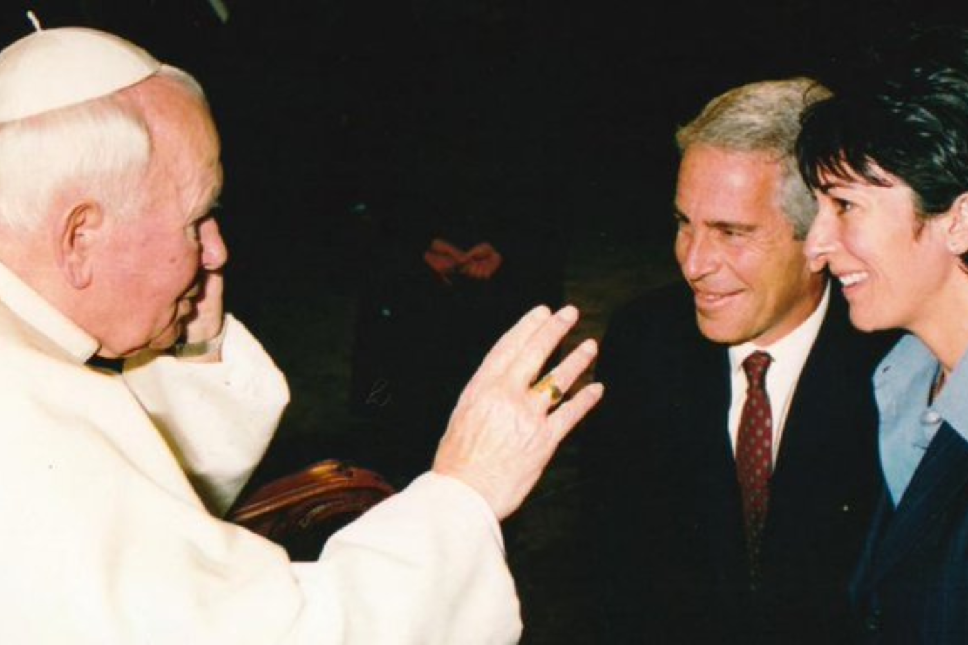 La mención del Papa Juan Pablo II surgió a raíz de una fotografía encontrada en una de las residencias de Jeffrey Epstein.