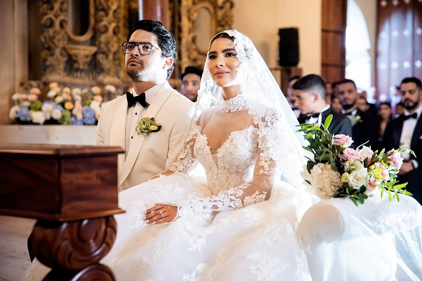 Los novios frente al altar al comenzar la ceremonia organizada detalle a detalle por la event planner, Anamaria Dieckmann