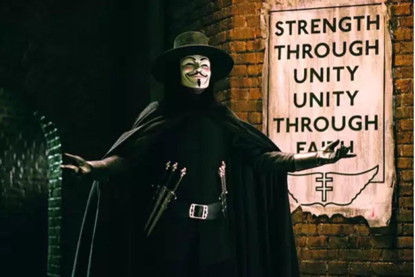 <b>La Máscara de Guy Fawkes en V de Vendetta</b>: La máscara blanca con la expresión de Guy Fawkes se ha convertido en un símbolo de protesta y resistencia en todo el mundo.