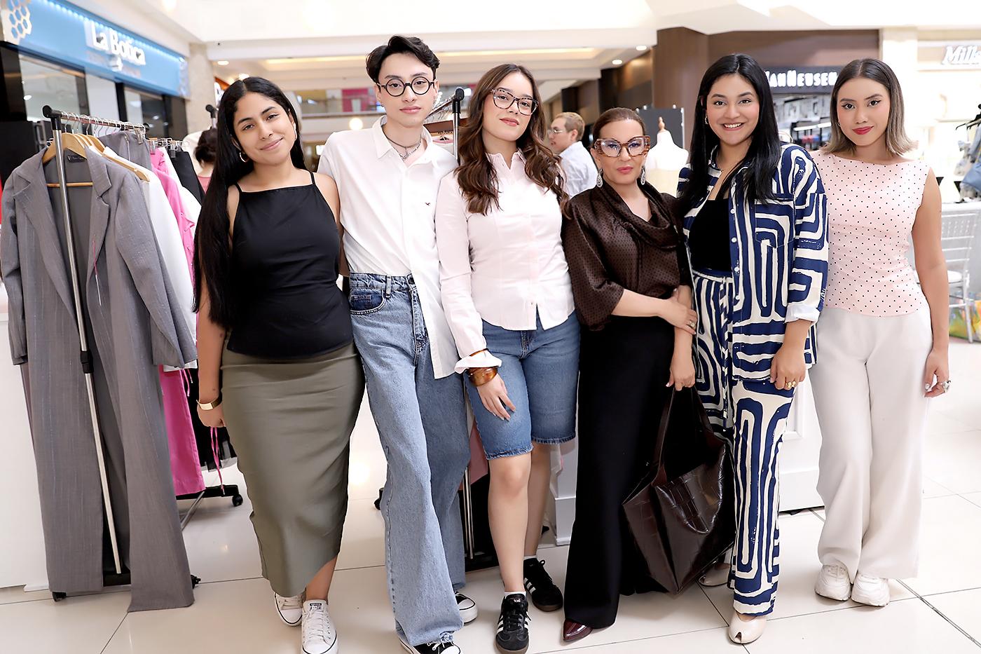 Rashell Fuentes, Bastián Vásquez, Andrea Rosales, Blanca Bendeck, Bianka Martínez y Allyson Díaz.