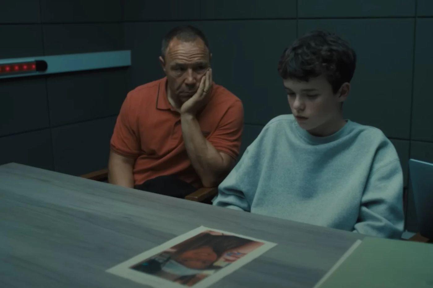 Stephen Graham, co-creador y actor en la serie, comparte pantalla con su esposa en la vida real, Hannah Walters, quien hace una aparición especial en el segundo episodio como la profesora Mrs. Bailey. La pareja ha trabajado junta en múltiples ocasiones, sumando esta producción a su lista de colaboraciones. 