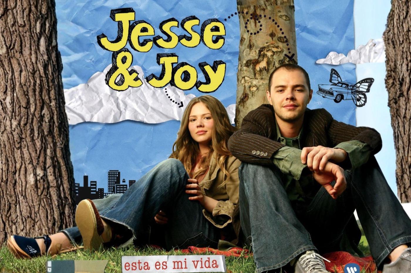 Crecieron en Ciudad de México y, desde jóvenes, experimentaron con distintos géneros y letras en casa. En 2005 firmaron con Warner Music y en 2006 lanzaron su primer álbum, Ésta Es Mi Vida, que incluía el éxito Espacio Sideral, consolidándose como un dúo prometedor en la música latina.