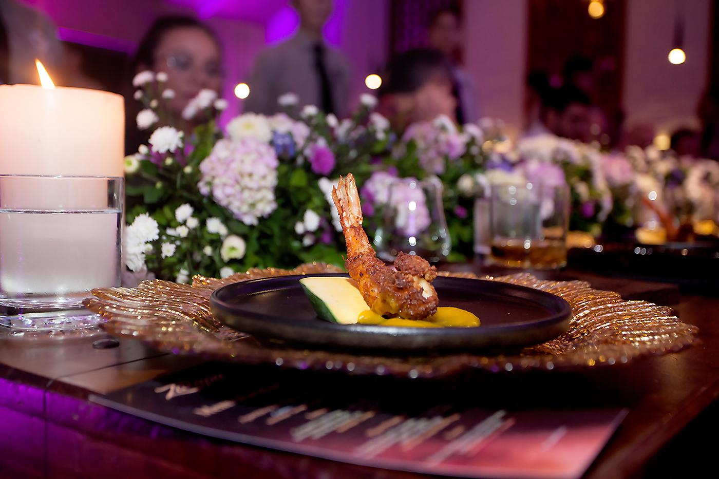 El primer platillo que sirvió el chef Ignacio Batres fue camarón empanizado con coco con una salsa que tiene una combinación de vainilla, mermelada de mango y ciruela.