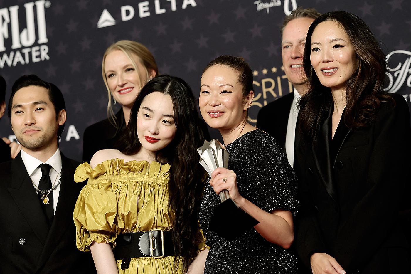 Jin Ha, Lindsey Springer, Minha Kim, Soo Hugh, Richard Middleton, Theresa Kang, ganadores del premio de Mejor Serie en Lengua Extranjera 