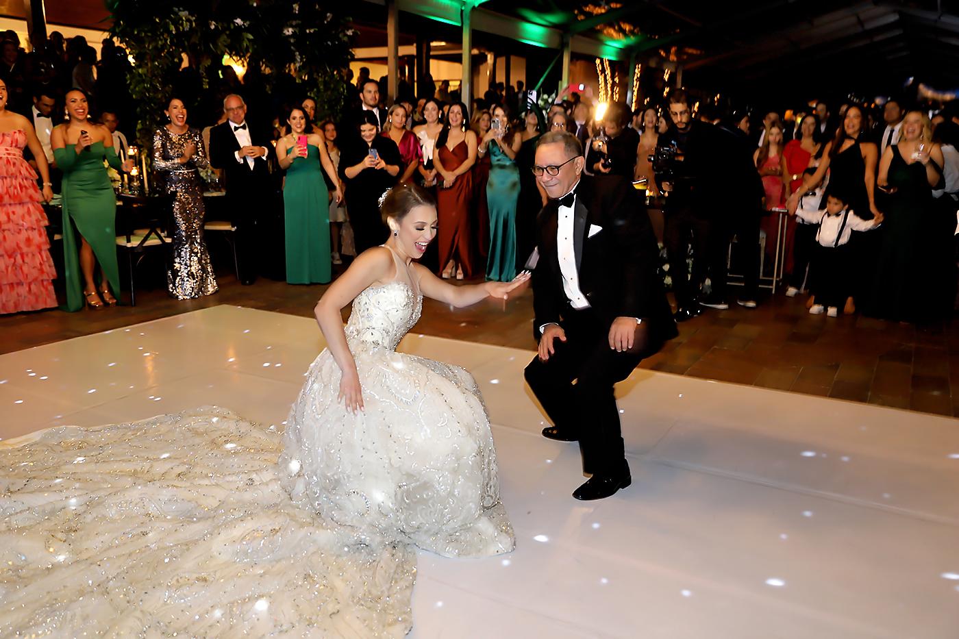 La feliz novia bailando con su padre . Sergio Estanislao Vélez Osejo