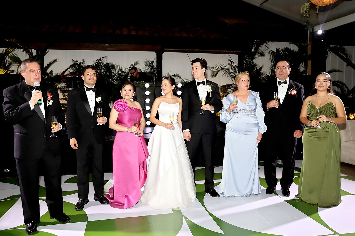 Momentos en que el padre de la novia realiza el tradicional brindis 