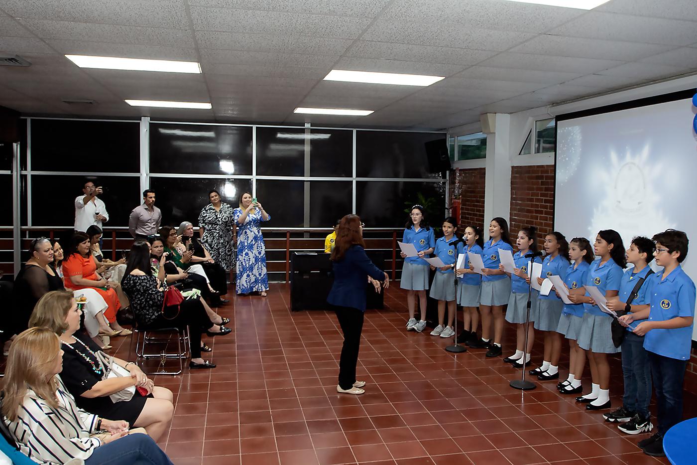 Coro de la primaria de EIS.