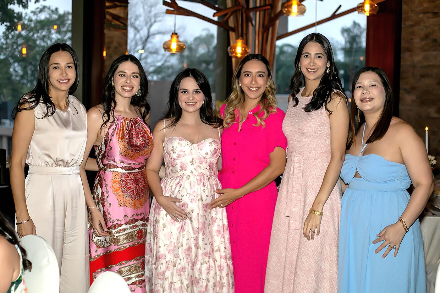 Marta Hawit, Mónica Membreño, Gigi Hawit, Emy Samara, Samara Hawit y Merary Echeverry.