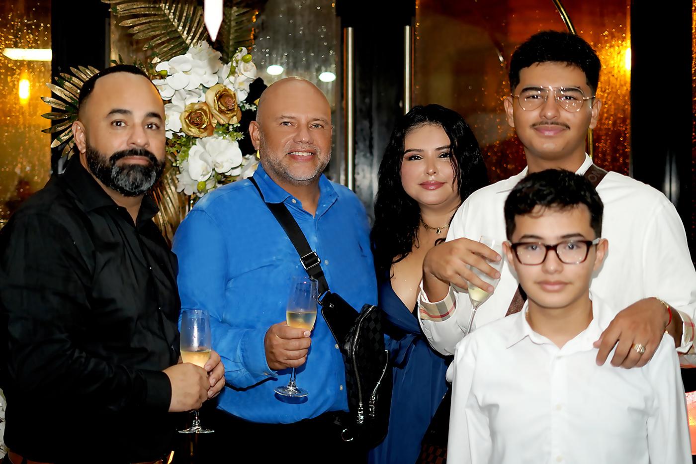 Francisco Escalón, Nelson Martel, Rosa Cortéz, Alejandro Escalón y Anthony Escalón.