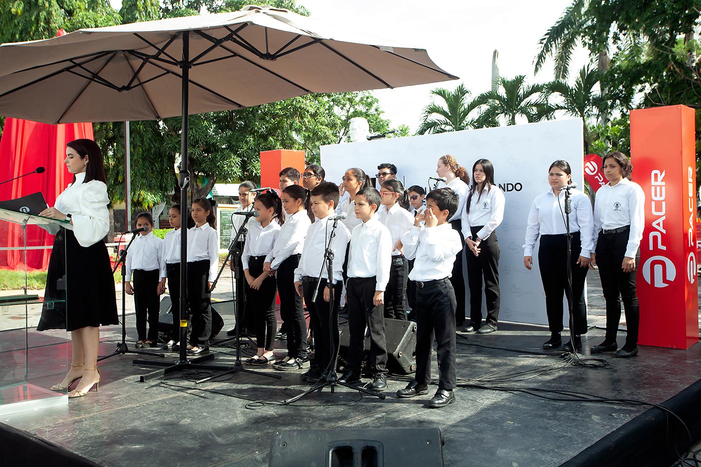 El coro de la escuela bilingüe MHOTIVO.