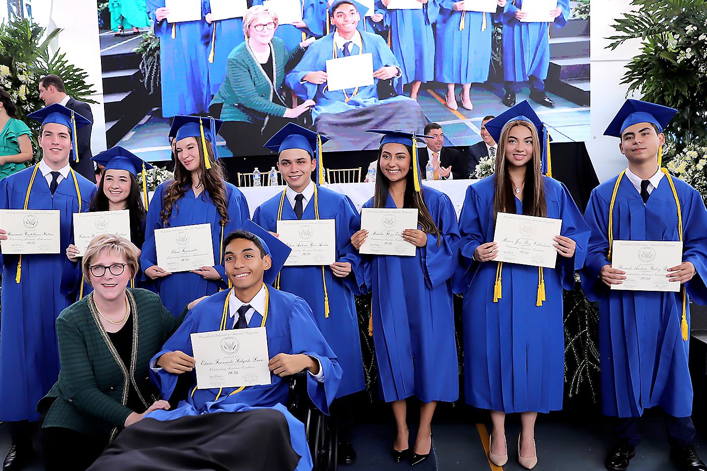 La embajadora de los Estados Unidos Laura Dogu con Edwin Salgado, Bernardo Castellanos, Elena Fracassetti, Nelson Lovo, Matilda Flores, María José Rey y Ricardo Andrés Godoy