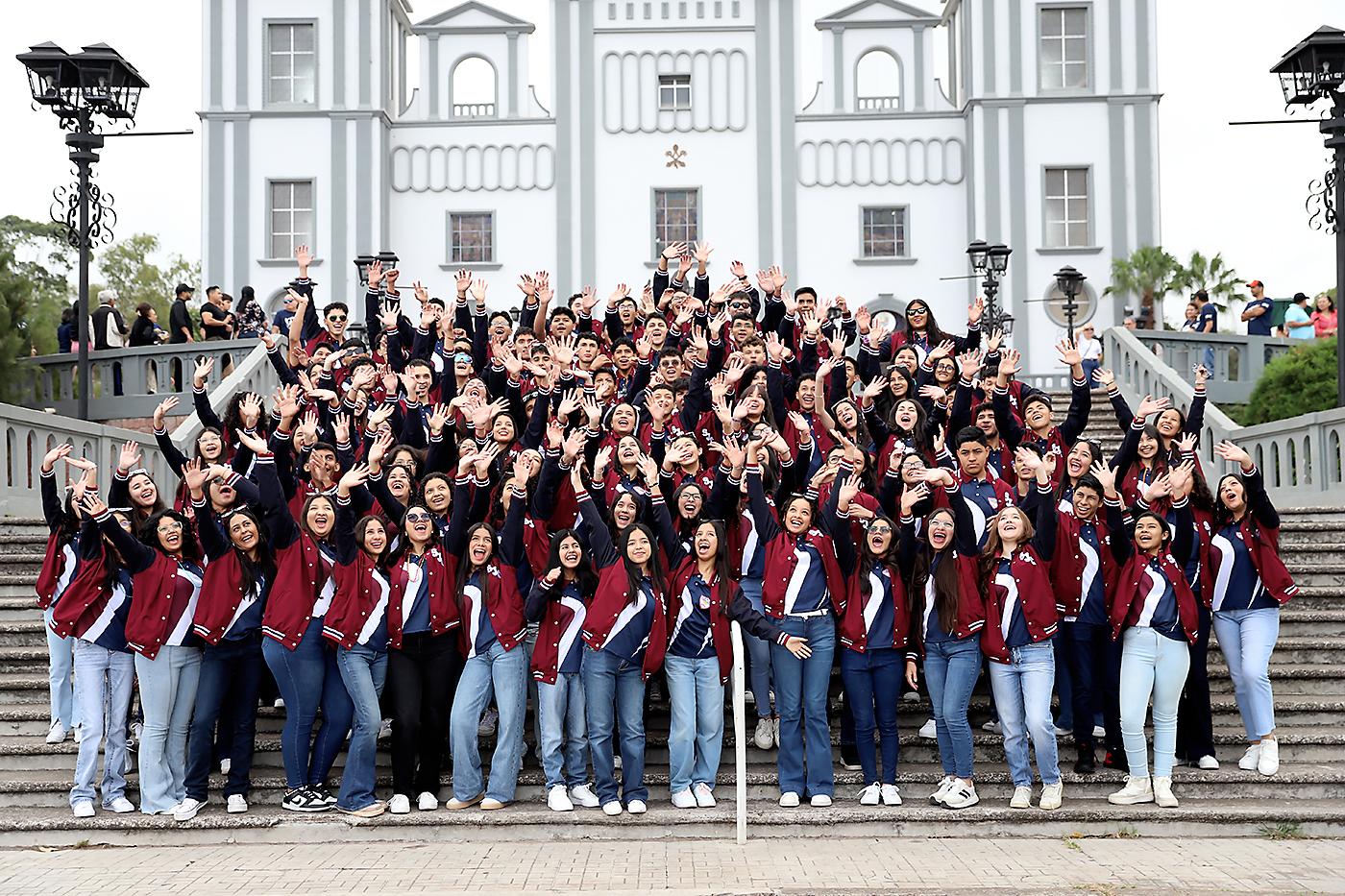 La clase 2025 del Instituto San José del Carmen celebró con alegría su senior entrance, marcando así el primer día de su último año de secundaria. Bajo su eslogan “Last Spin, Big Win” , los seniors llegaron a la iglesia Nuestra Señora de Suyapa, donde recibieron la bendición durante una emocionante misa llena de lecturas y cantos. Minutos más tarde se desplazaron en coloridos carros autos rumbo al colegio, donde continuaron con la celebración.