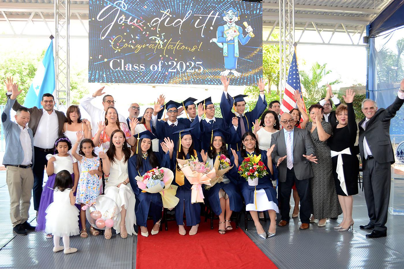 En una mañana llena de emociones, los seniors 2025 de Discovery School recibieron sus títulos de high school, marcando el cierre de una etapa inolvidable. Entre abrazos, sonrisas y miradas llenas de orgullo, los jóvenes celebraron junto a sus familias y docentes el fruto de años de esfuerzo, preparación y amistad.