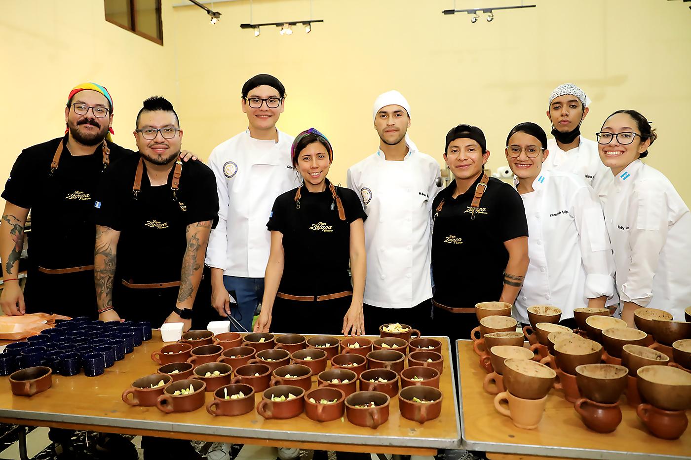 Con mucho profesionalismo y entusiasmo los chef prepararon un menú de lujo 