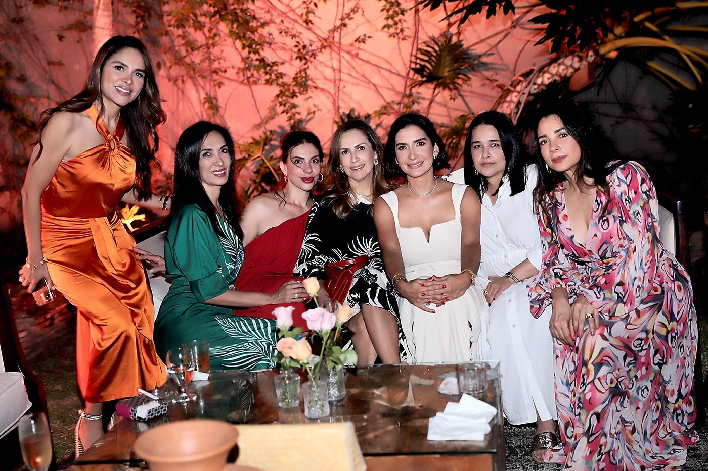 Ana Melissa Paz, Rania Sabat, Karla Massu, Karla Toledo, Mónica Lama, Karla Toledo, Rosario Andino y Gloria Abudoj.