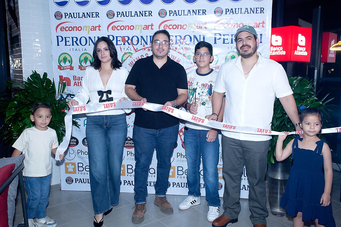 El entusiasmo y la alegría en el rostro de <b>María Fernanda Aguilar, José Ricardo Lara</b> y <b>José Eduardo Castillo</b> fueron evidentes al ser los anfitriones de la inauguración de la cadena hondureña de comida casual <b>Tato’s Wings</b>, que ha conquistado a los consumidores de <b>Tegucigalpa</b> y ahora llega a <b>San Pedro Sula</b> con su inconfundible sabor y un moderno diseño, perfecto para compartir con familia y amigos.