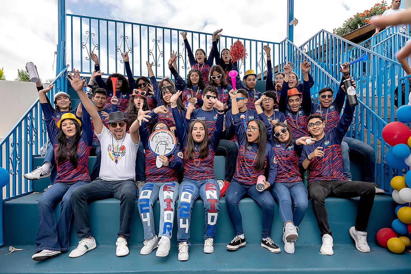 La alegría flotaba en todos los rincones de la England School esa mañana en la que la clase 2024 hizo su entrada triunfal a las instalaciones de la institución en Tegucigalpa, entre batucadas, música, vivas y bailes. La energía y emociones se dejaron sentir a lo largo del encuentro que contagió a toda la comunidad de los woodpeckers, que celebró con los seniors el comienzo de su último año de secundaria.