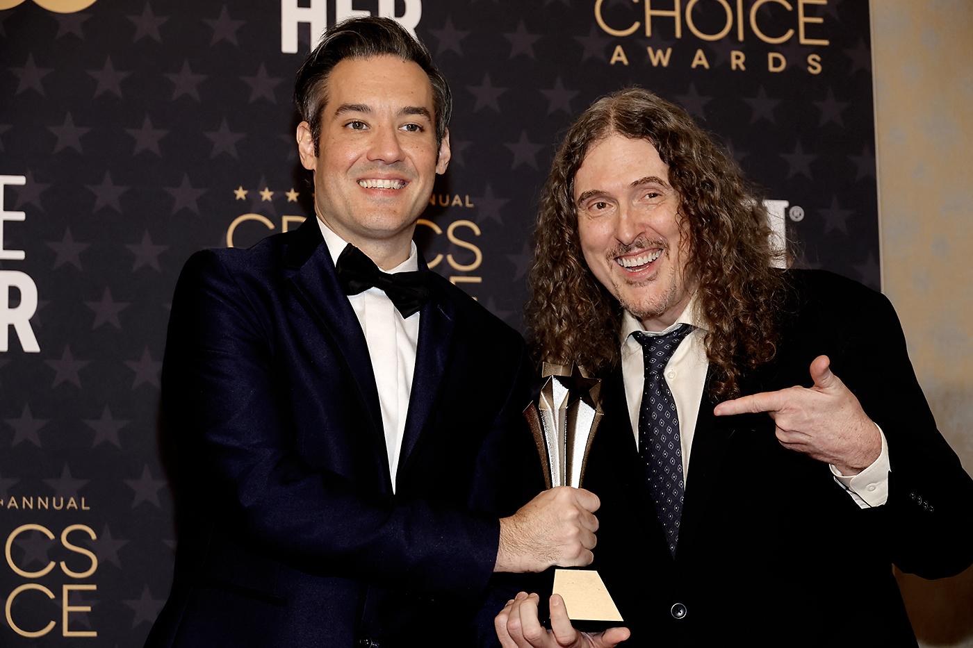  Eric Appel y "Weird Al" Yankovic, ganadores de la Mejor Película para Televisión "Weird: The Al Yankovic Story"