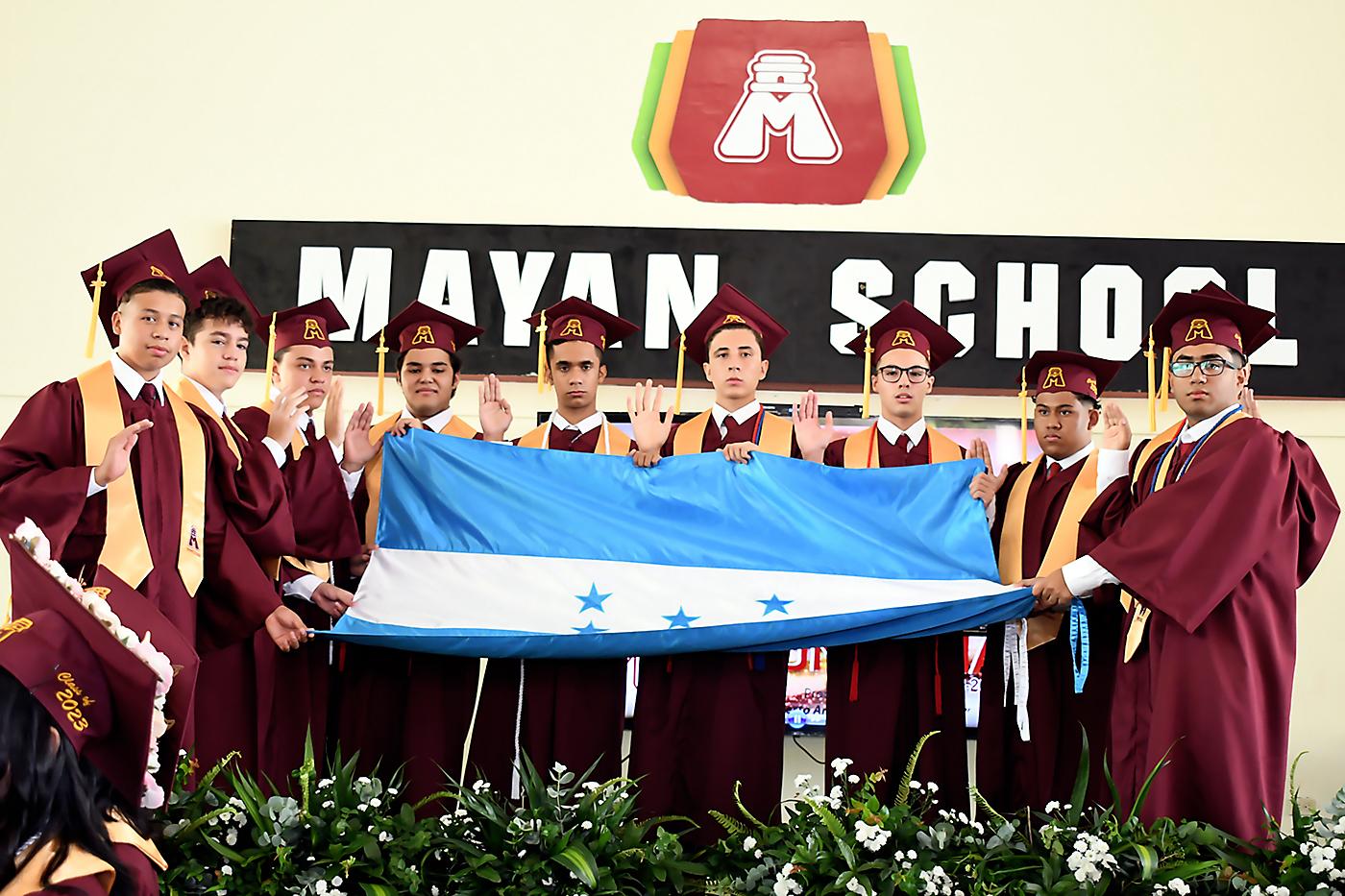 Entrega de títulos de la Mayan School 2023