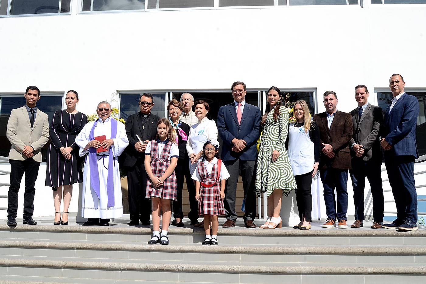 Autoridades escolares e invitados especiales durante la inauguración del moderno Learning Center de Macris School