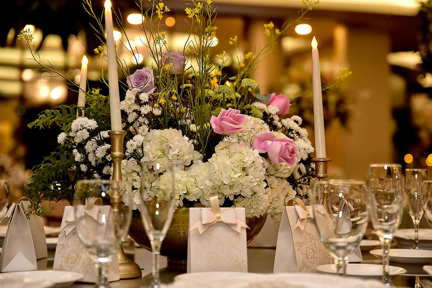 Románticos arreglos con rosas, áster, hortensias, peonias y helechos.